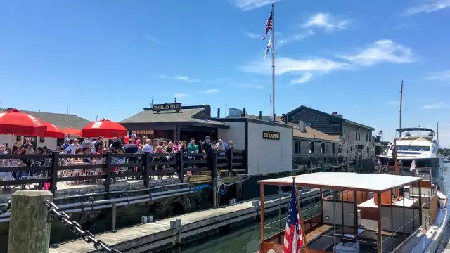 Newport RI Waterfront Dining Showcases Stunning Harbor Views and Fine Food